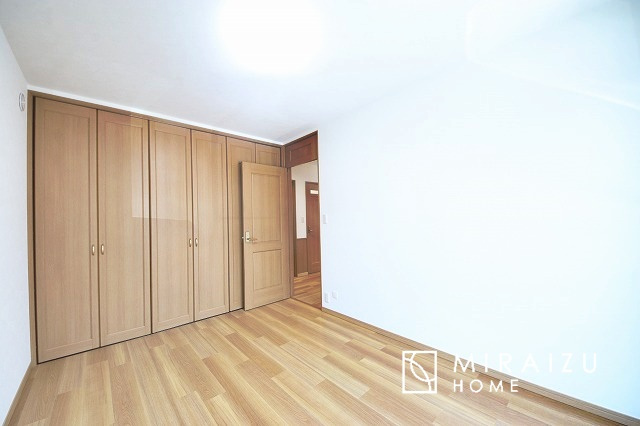 【寝室】 | お子様のお部屋にも主寝室にも使えますね。窓が二面についていますので採光もばっちり、空気の入れ替えもOK！自分のお部屋を持ちたいお子様の夢を叶えます！
