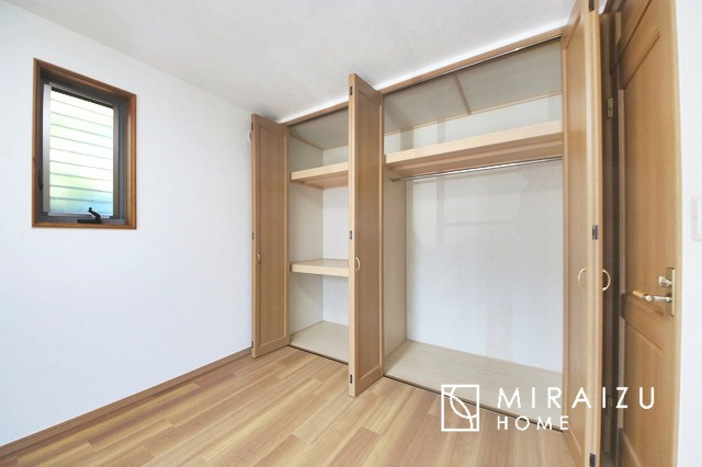 【収納】 | 収納力も自慢です。お洋服がお好きなお客様も多いですよね、衣替えをしなくてもお洋服をしまっておけそうなくらいの広さですね！
