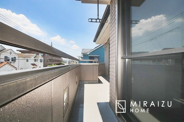 【バルコニー】 | 小鳥の鳴き声で目覚める朝、爽やかな風が入ります。太陽の陽射しでお洗濯物がカラッと乾き、気持ちの良い洋服とお布団で快適に過ごせます。