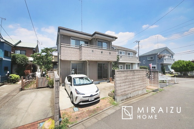 【外観】 | 青く澄み渡った綺麗な空と、陽の光をたっぷりと受ける、そんな住宅で新生活をスタートしてみませんか？見学・ご相談等、ミライズホーム(株)までお気軽にご連絡下さい。