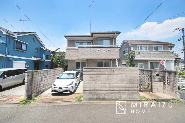 【外観】 | 心も体も癒されるゆったりと落ち着いた洋室。窓が多いつくりになっています。窓が多いと明るい空間を保ち、室内へ気持ちの良い風も取り込んでくれます。