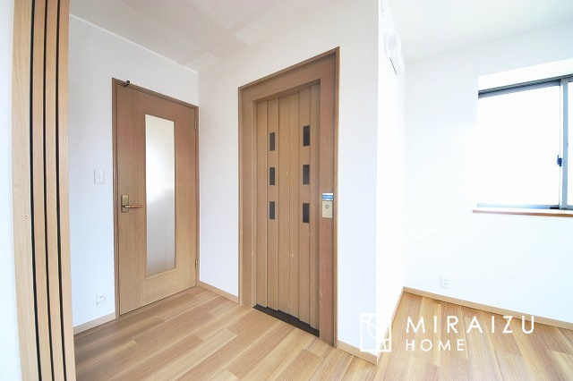 【洋室】 | 収納あり、自然な採光ありの洋室。家族みんなが気持ち良く目覚められる、過ごしやすい主寝室などにもお勧め。もちろん、ペットもご一緒に。