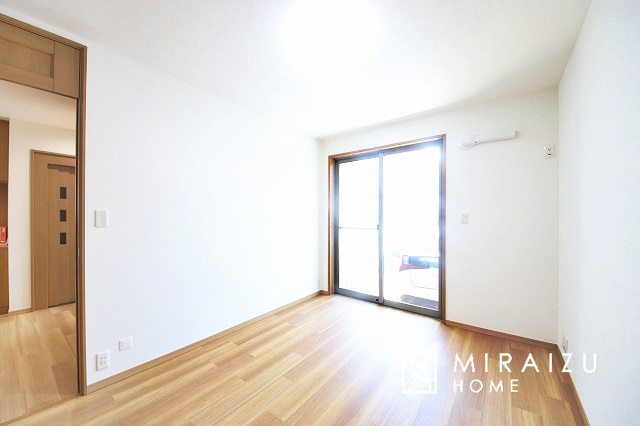 【寝室】 | 床のフローリングもオシャレな洋室が嬉しいです。独立性のある住宅ですので、各居室それぞれ、テイストの違うお部屋インテリア造りをしても面白いかもしれませんね！