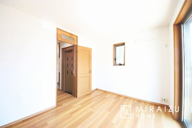 【寝室】 | 収納あり、自然な採光ありの洋室。家族みんなが気持ち良く目覚められる、過ごしやすい主寝室などにもお勧め。もちろん、ペットもご一緒に。