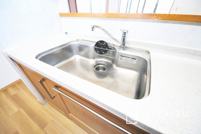 【キッチン】 | 平日・休日問わず、いつでもご見学が出来ます♪☆実際に見て、触れて感じる安心のお住まい探しを体験して下さい♪☆物件情報だけでなく、地域の特色などなどエリア情報もお伝え出来たら嬉しいです♪
