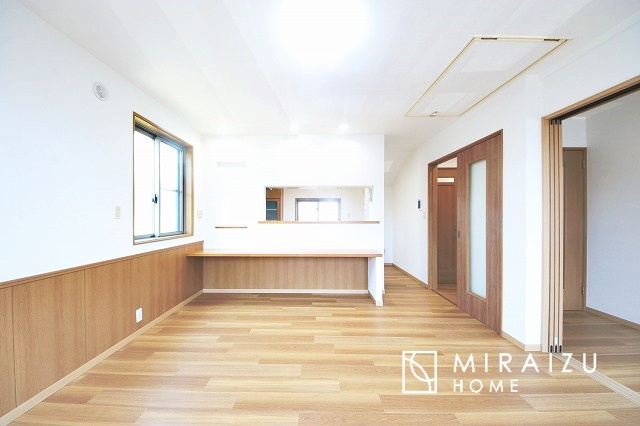 【居間・リビング】 | 陽当たりが心地の良いリビング空間です。日中はカーテンを開けて自然な光を取り込みリラックスして過ごしたいですね、照明器具もセンスの良いものを使いたいですね。
