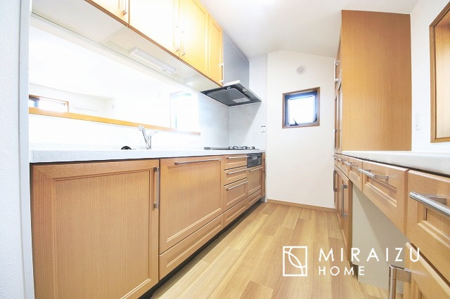 【キッチン】 | スッキリとした形が上品な広々ワイドキッチンです。窓もあり明るい空間の中で毎日お料理することが可能です。収納スペースも広いのが嬉しいですね。