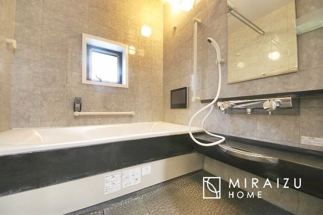 【浴室】 | 清潔感のある広い浴室が自慢です。疲れた日にはお湯をためてリラックスタイムを楽しみたいですね、今はスマホも防水の時代です、半身浴をしながら動画視聴、漫画視聴、楽しく過ごしたいですね^^