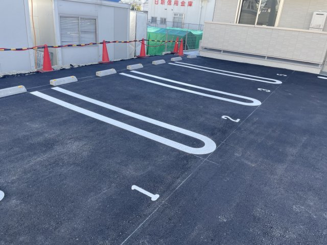 クレール林崎の駐車場