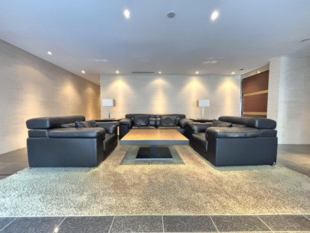 ハイレーゼ三軒茶屋のエントランス