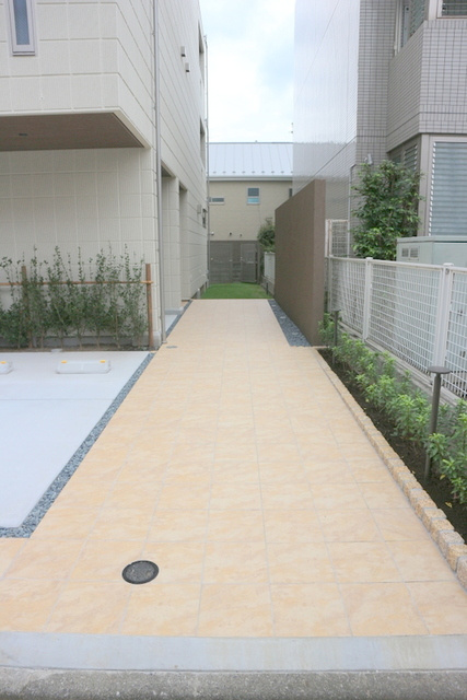 MOKAのエントランス|★駅までも明るく平坦な道のり★