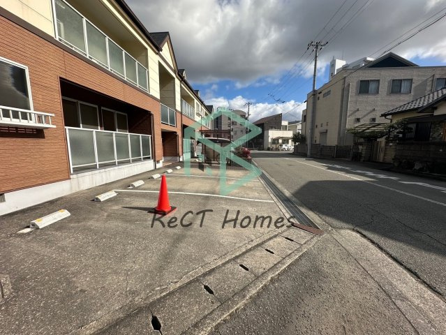 姫路市飾磨区英賀保駅前町のハイツの駐車場