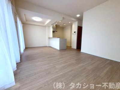 【居間・リビング】 | 稲毛長沼パークハウス | 家族が集まるリビングは明るく広々しております!!