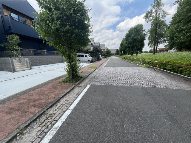 新築一戸建　青葉区奈良１丁目２棟の前面道路含む現地写真