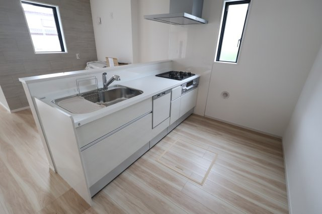 《仲介手数料無料》見沼区東大宮１丁目98-5(全1戸)新築一戸建てリガーレのキッチン|撮影日 2025年10月20日 13:00 曇り