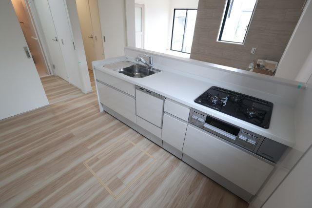 《仲介手数料無料》見沼区東大宮１丁目98-5(全1戸)新築一戸建てリガーレのキッチン|撮影日 2025年10月20日 13:00 曇り