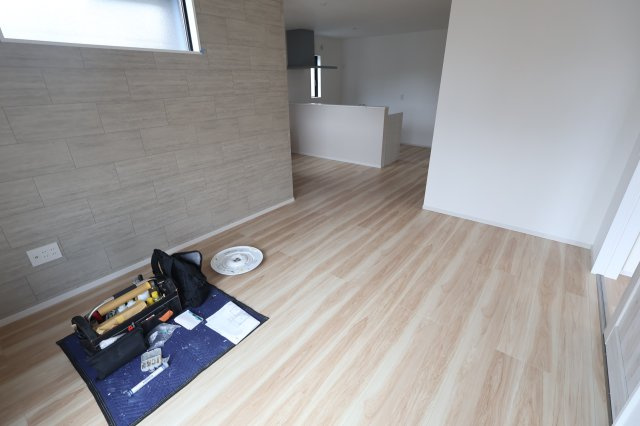 《仲介手数料無料》見沼区東大宮１丁目98-5(全1戸)新築一戸建てリガーレの居間・リビング|撮影日 2025年10月20日 13:00 曇り