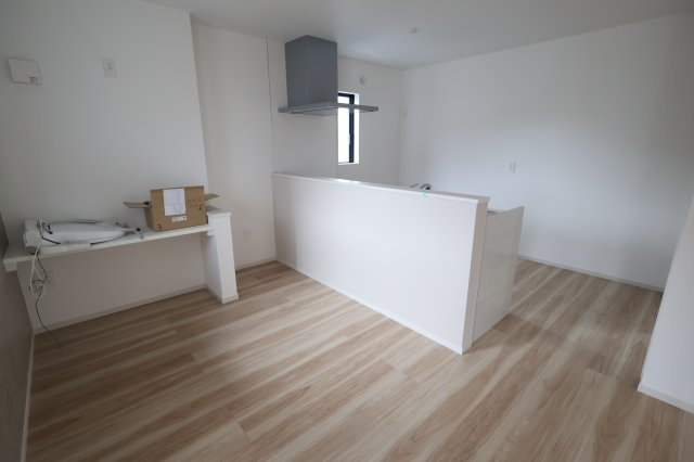 《仲介手数料無料》見沼区東大宮１丁目98-5(全1戸)新築一戸建てリガーレの居間・リビング|撮影日 2025年10月20日 13:00 曇り