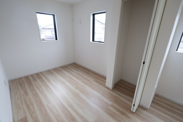 《仲介手数料無料》見沼区東大宮１丁目98-5(全1戸)新築一戸建てリガーレの洋室|撮影日 2025年10月20日 13:00 曇り