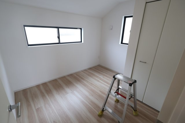 《仲介手数料無料》見沼区東大宮１丁目98-5(全1戸)新築一戸建てリガーレの洋室|撮影日 2025年10月20日 13:00 曇り