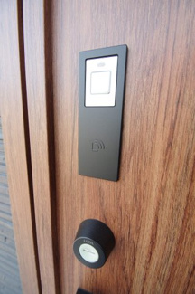 【防犯設備】 | 【仲介手数料無料！！】府中市四谷2丁目　新築戸建て（全4棟）2号棟　4390万円 | 玄関扉はカードキー対応