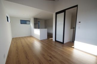 【居間・リビング】 | 【仲介手数料無料！！】府中市四谷2丁目　新築戸建て（全4棟）2号棟　4390万円 | 2階LDK16.1帖