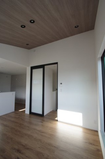 【居間・リビング】 | 【仲介手数料無料！！】府中市四谷2丁目　新築戸建て（全4棟）2号棟　4390万円 | リビングは勾配天井で天井が高いです。