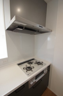 【キッチン】 | 【仲介手数料無料！！】府中市四谷2丁目　新築戸建て（全4棟）2号棟　4390万円 | フラット型レンジフード