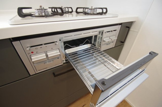 【キッチン】 | 【仲介手数料無料！！】府中市四谷2丁目　新築戸建て（全4棟）2号棟　4390万円 | グリル