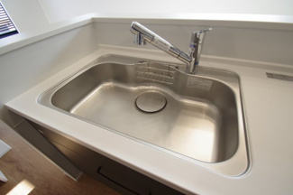 【キッチン】 | 【仲介手数料無料！！】府中市四谷2丁目　新築戸建て（全4棟）2号棟　4390万円 | 浄水器付き水栓