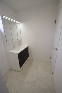 【脱衣所】 | 【仲介手数料無料！！】府中市四谷2丁目　新築戸建て（全4棟）2号棟　4390万円 | 洗面所