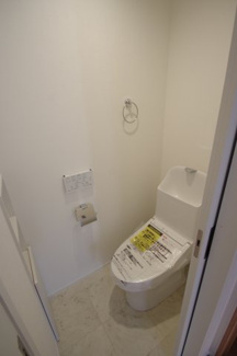 【トイレ】 | 【仲介手数料無料！！】府中市四谷2丁目　新築戸建て（全4棟）2号棟　4390万円
