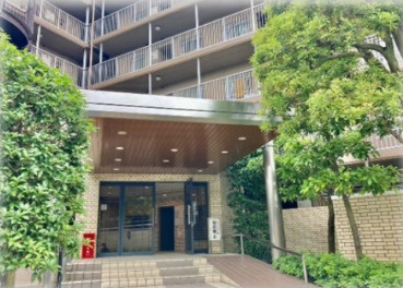 恒陽綾瀬マンションのエントランス