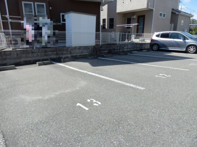 ラフィーネ二ツ屋　の駐車場