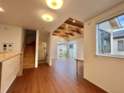 【居間・リビング】 | フジサワシツジドウヒガシカイガンコダテ