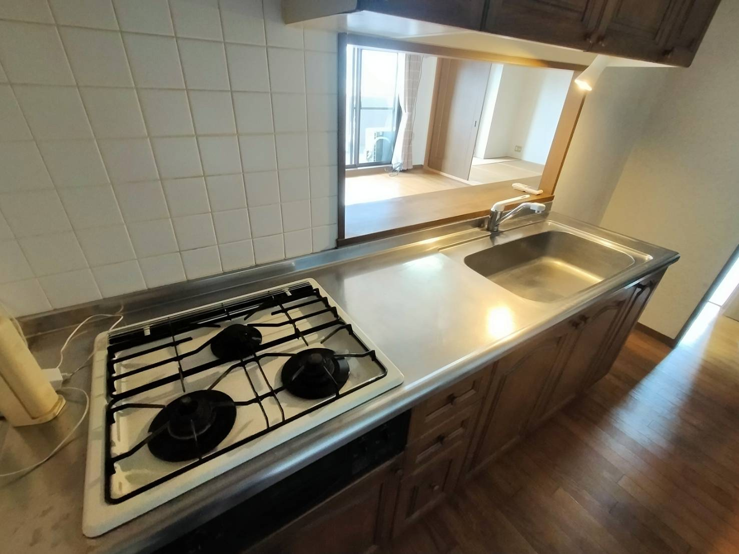 グランドール西条 弐番館のキッチン|使い勝手の良い三口コンロです。お好きな料理を楽しめます。