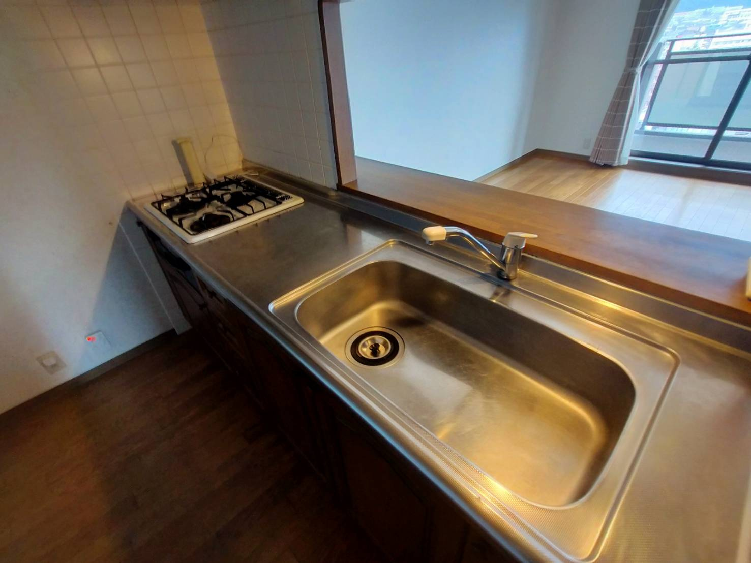 グランドール西条 弐番館のキッチン|広々とした使いやすいキッチンです。収納も備わっており、散らかりがちなキッチン小物を収納することができます。