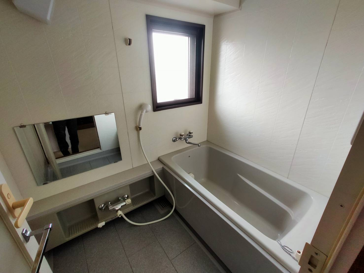 グランドール西条 弐番館の浴室|広々とした浴室で、日々の疲れを癒すことができます。鏡やシャンプーを置くことができるカウンターが設けられています。