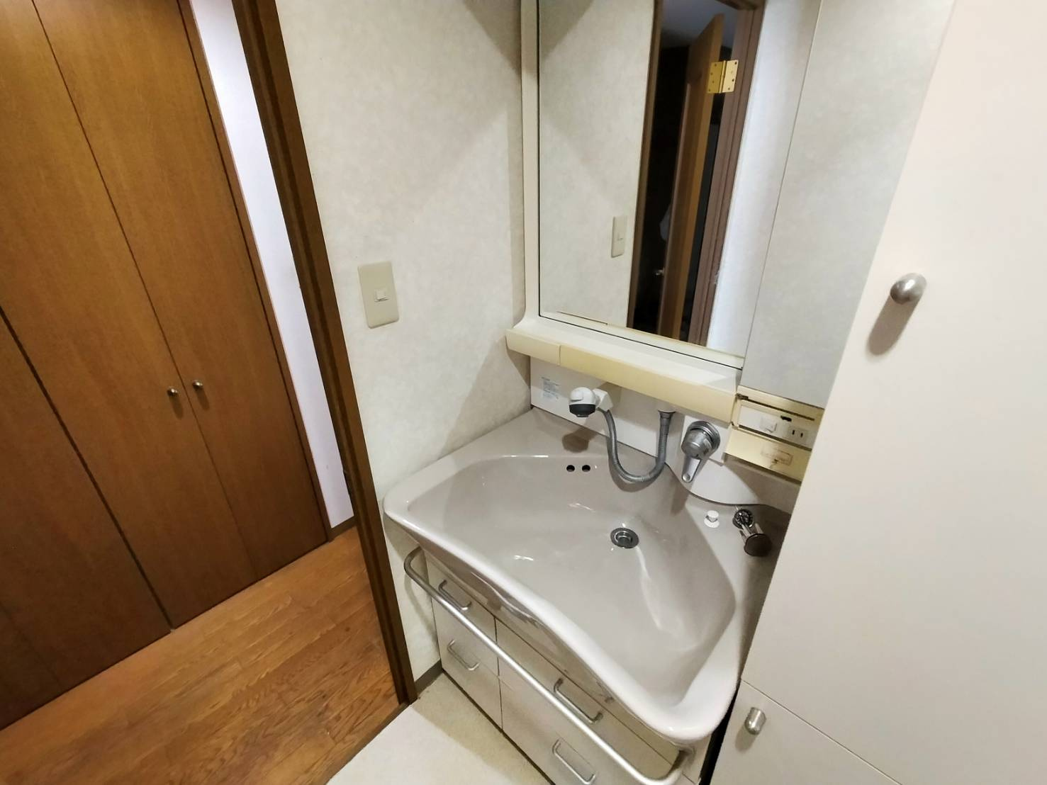 グランドール西条 弐番館の独立洗面台|収納も備わった洗面台で、朝の身支度もスムーズにおこなうことが可能です。