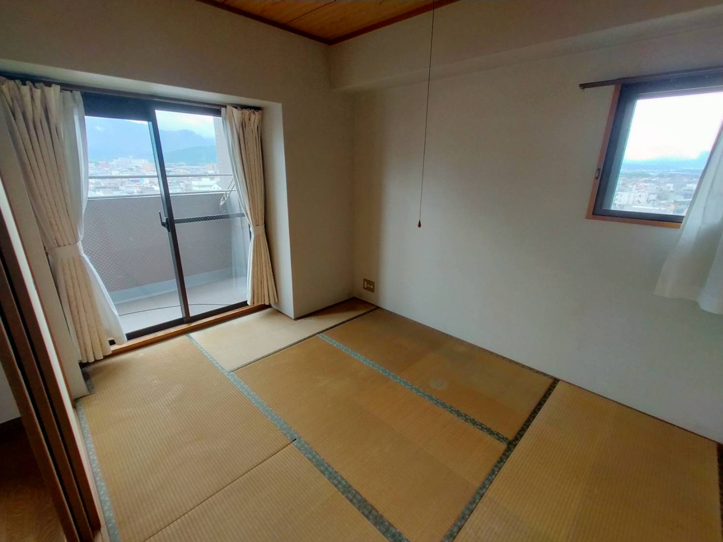 グランドール西条 弐番館の和室|寝室やリビングとしても利用可能で、使い勝手の良い和室です。南向きで日当たり良好で、くつろぐスペースとしてピッタリです！