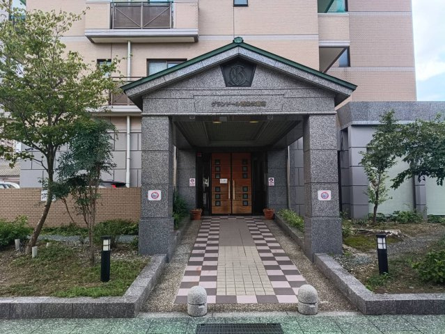 グランドール西条 弐番館の外観|落ち着いた外観で、植栽は手入れが行き届いており、四季の移ろいを感じることができます♪