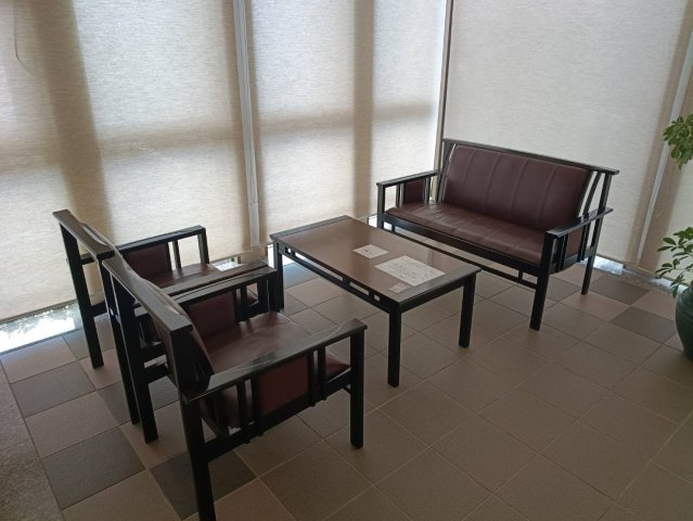 グランドール西条 弐番館のロビー|ロビーはイスとテーブルが設置されており、お客様をもてなすことが可能です。