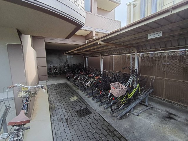 グランドール西条 弐番館の駐輪場|敷地内駐輪場があるため、自転車移動が多い方にも便利。お出かけや通学の際もスムーズで暮らしの幅が広がります。