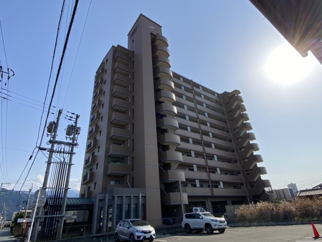 グランドール西条 弐番館の外観|鉄筋コンクリート造の地上10階建てマンションの上層階の角部屋です。
伊予西条駅まで徒歩圏内で、利便性の良い立地です。