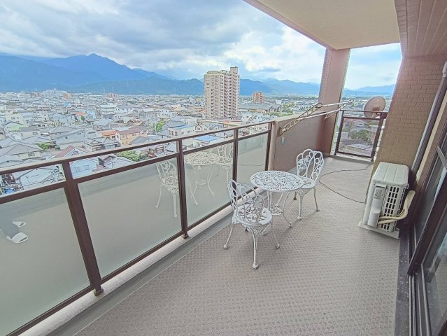 グランドール西条 弐番館のバルコニー|広々としたバルコニーで、落ち着いた時間を楽しむことができます♪