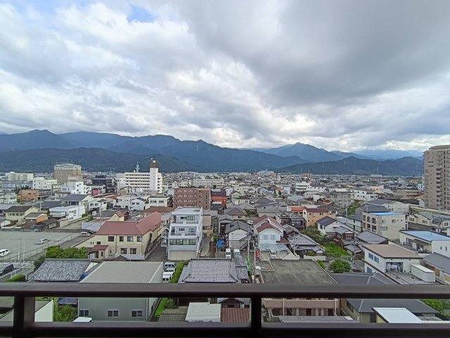 グランドール西条 弐番館の展望|目の前に高い建物がなく、開放感のある眺望を楽しめます。四季折々の景色や街の様子を感じながら、落ち着いた時間を過ごせるるのも魅力です！
