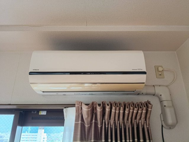 グランドール西条 弐番館の設備|リビングに設置済みのエアコンはそのまま利用可能です。