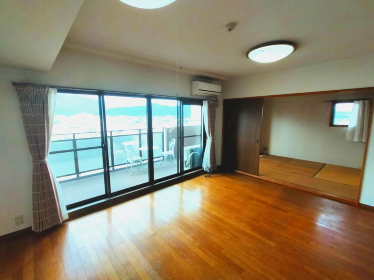 グランドール西条 弐番館の居間・リビング|LDKは南向きの窓から光が入り、明るく開放的な空間です。風遠しも良好で、バルコニーにも面しているため、外の景色を楽しみながら快適に過ごせます。