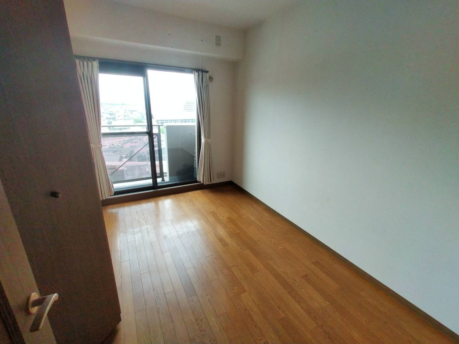 グランドール西条 弐番館の洋室|子供部屋や書斎などライフスタイルに合わせて活用できる洋室です。西向き窓とバルコニーがあり、景色も楽しめます。