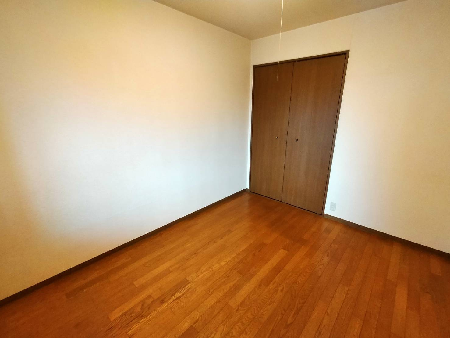 グランドール西条 弐番館の洋室